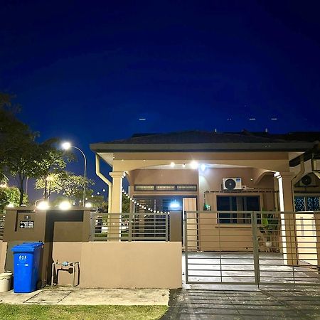 Quayside Cove Homestay - Corner House, Shah Alam Rimbayu Netflix Syok Tv Bbq Exterior foto